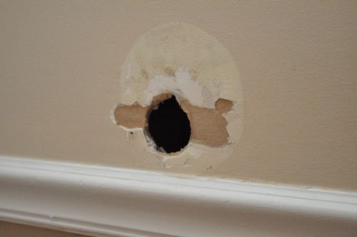Picture of a hole in drywall. Hare plastering specializes in drywall hole patching